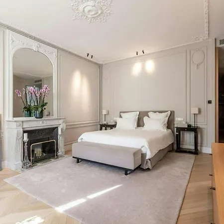 Le Haussmannien Chic Apartment